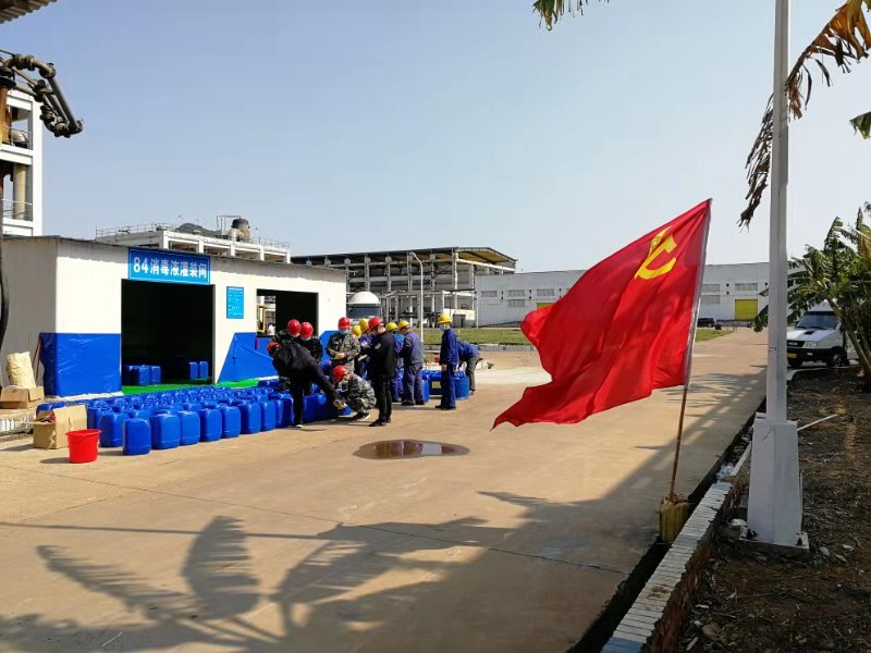 2.2020年2月18日，廣西柳化氯堿公司生產(chǎn)、罐裝84消毒液，助力疫情防控。.jpg